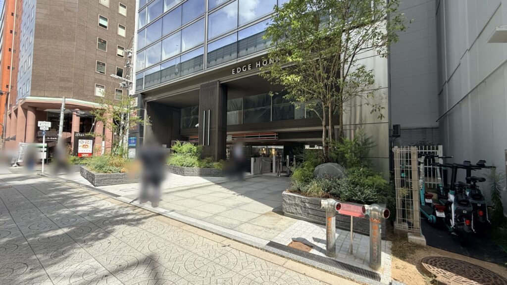 1Fにセブン-イレブンが入るEDGE HONMACHIの建物外観