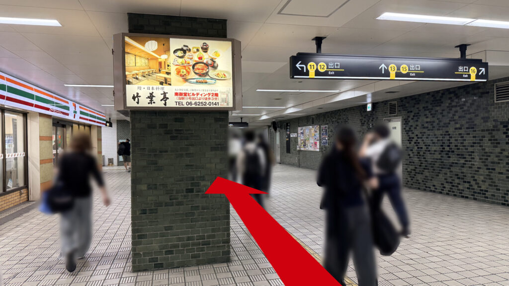地下鉄本町駅11・12号出口の案内看板がある地下通路