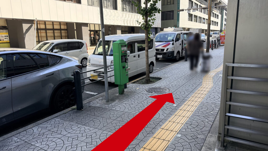 ビル群の横を伸びる歩道