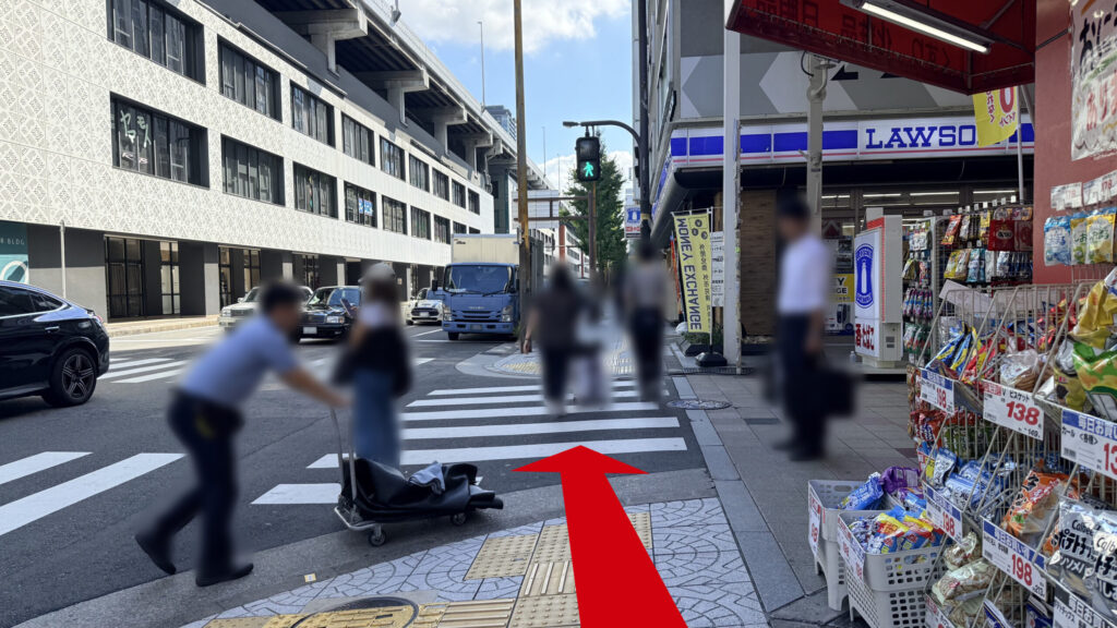 コンビニのある交差点の横断歩道