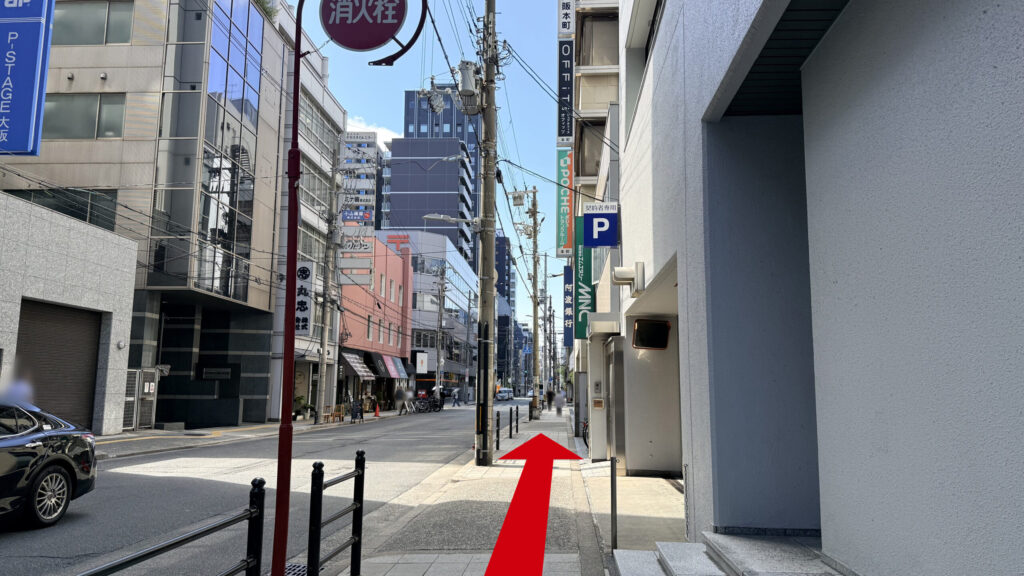 ビルが立ち並ぶ道路と歩道