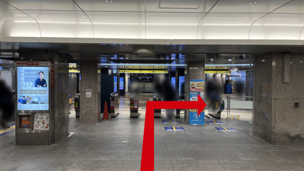 御堂筋線淀屋橋駅北改札の改札内　改札付近の様子　左に電光掲示板、前方には出口案内板と改札口が並んでいる