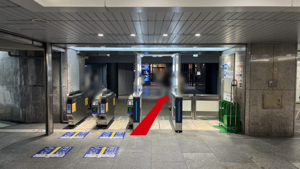 御堂筋線淀屋橋駅北改札の写真 奥に淀屋橋ステーションワンの連絡口が見える