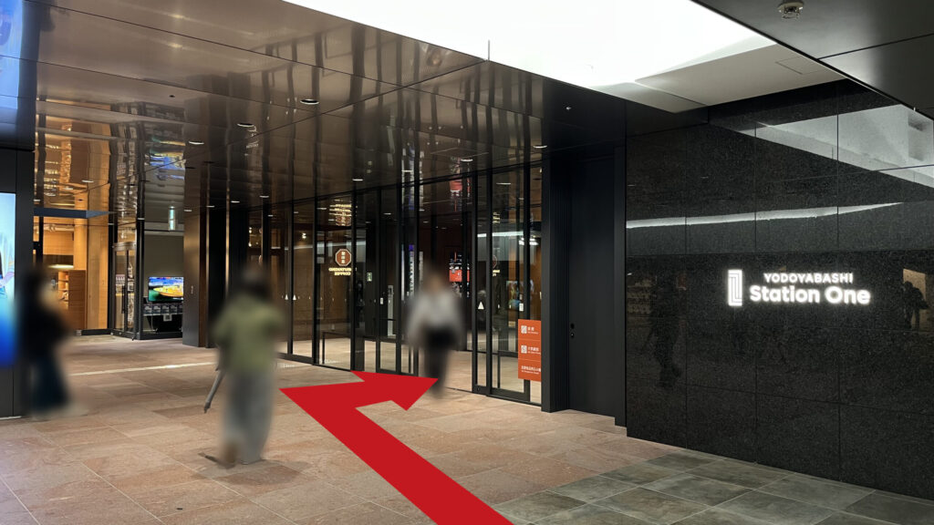 淀屋橋ステーションワンB1F連絡口 入口右側に施設名のネオンサイン、奥に猿田彦コーヒーの看板が見える