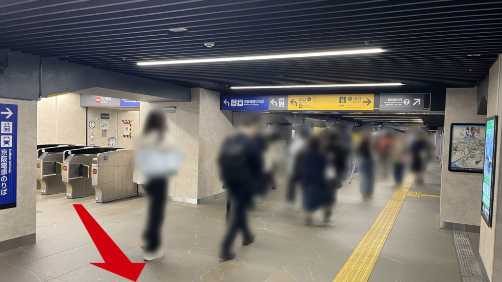 京阪淀屋橋駅 西0号出口付近の写真 左に改札口、右に北浜方面へ向かう通路が続いている