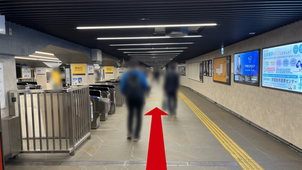 京阪淀屋橋駅　西出口付近の様子　左に改札口、右の壁には案内板と広告がたくさん貼られている