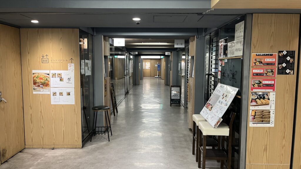 「京阪淀屋橋ビル」B1Fの飲食店街　前方まで一本道が続いている