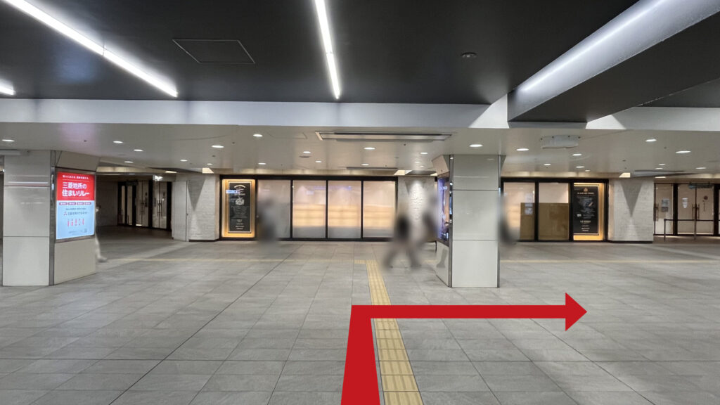 阪神大阪梅田駅の百貨店口改札を出た時に見える風景 正面に阪神百貨店が見える