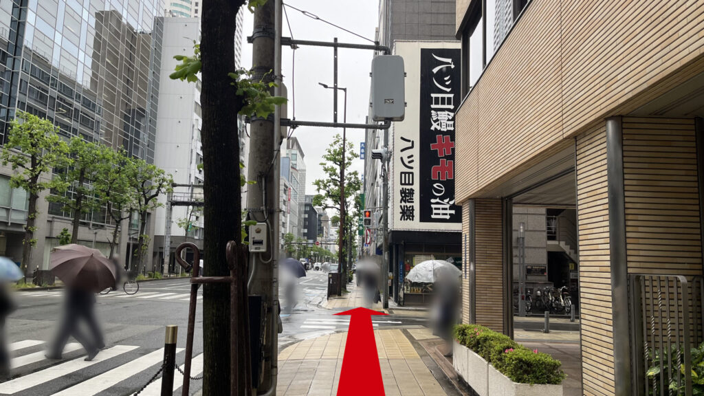 左に堺筋、正面に「八ツ目製薬」の看板がある交差点