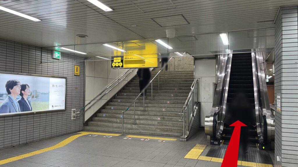 堺筋線北浜駅南改札を出て右に進んだ様子 エスカレーターと階段が並んでいる