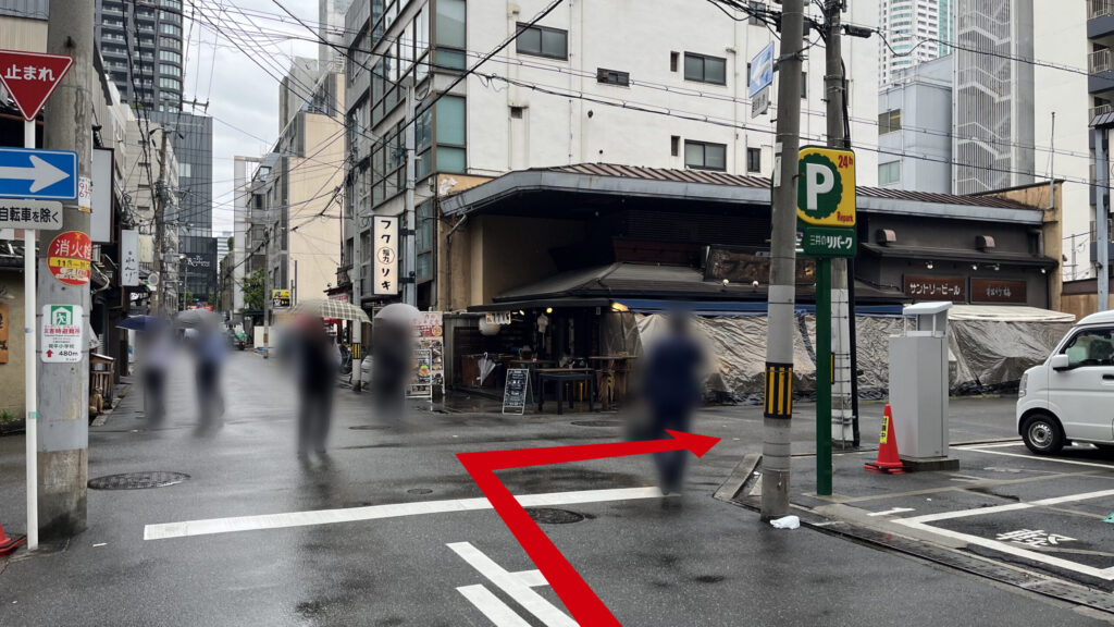 交差点の右側にパーキングと福力という居酒屋が並んでいる