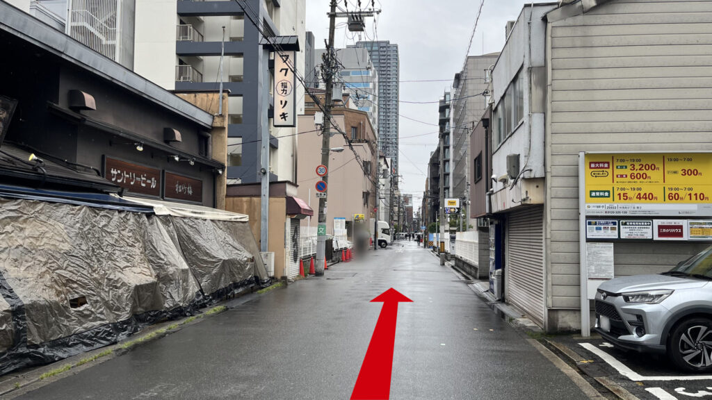 パーキングと福力の間を右に曲がった時に見える風景 左に福力、右にパーキングがある道路