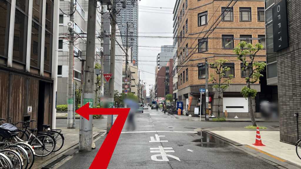 左に自転車がたくさん停まっている建物、右にOFFiTs淀屋橋がある交差点